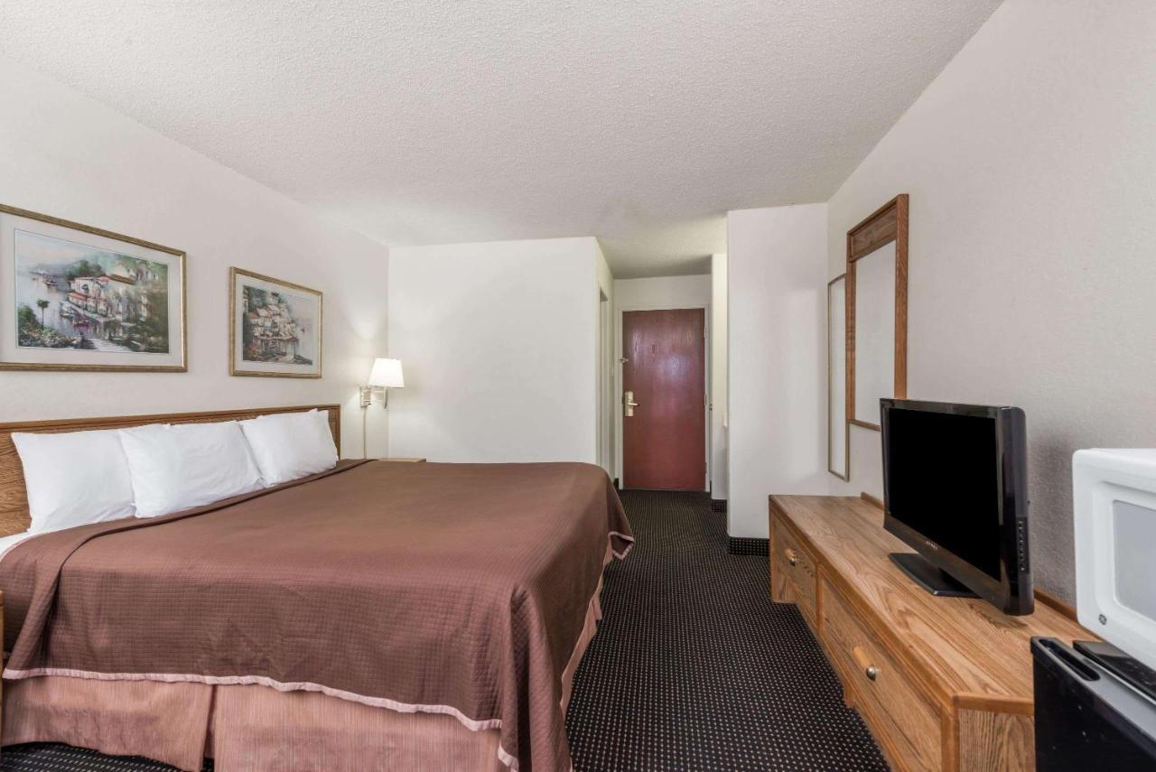 Howard Johnson By Wyndham Iowa La Exterior foto